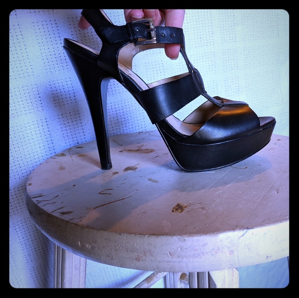 Guess pump heels